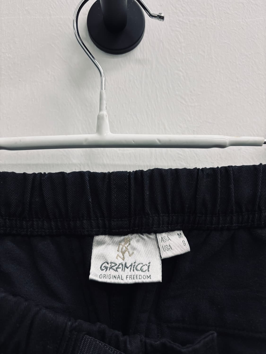 GRAMICCI 그라미치 블랙 루즈 테이퍼드 팬츠 상품이미지4