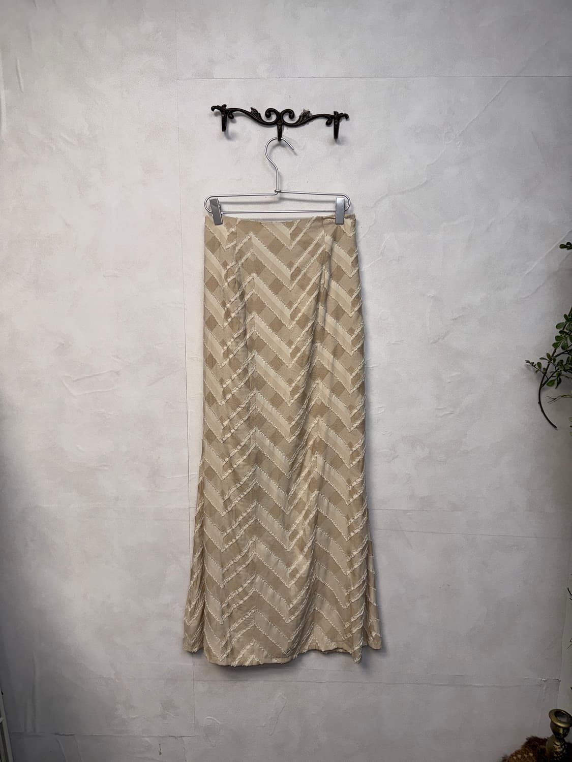 Beige chevron pattern slit maxi skirt 상품이미지1