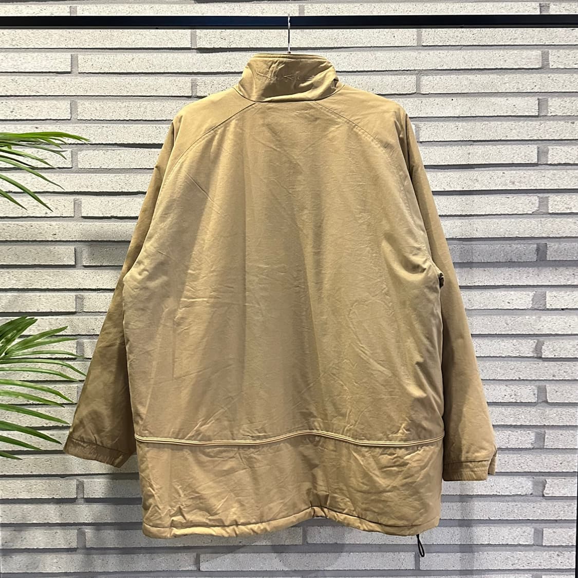 나이키 유틸리티 점퍼 4포켓 밑단 스트링 넥 후면 로고 디테일 베이지 상품이미지3