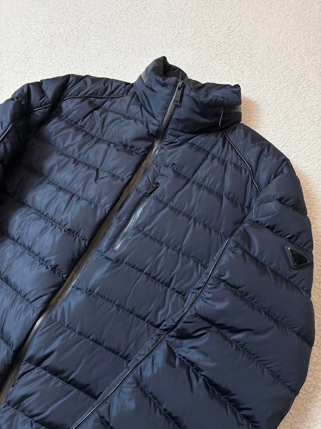 프라다 PRADA 삼각 플레이트 경량 구스다운 패딩 PN6799 상품이미지2