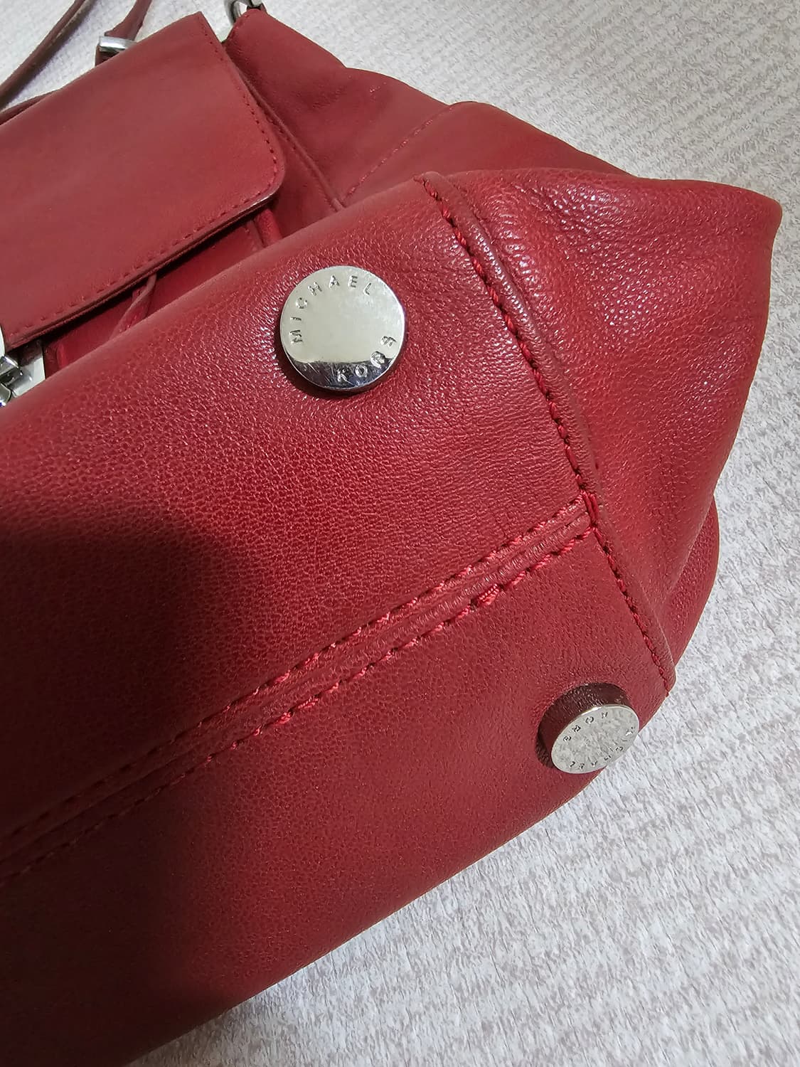 마이클코어스  버건디색상 소가죽 빈치지 숄더백 28*27*16 상품이미지7