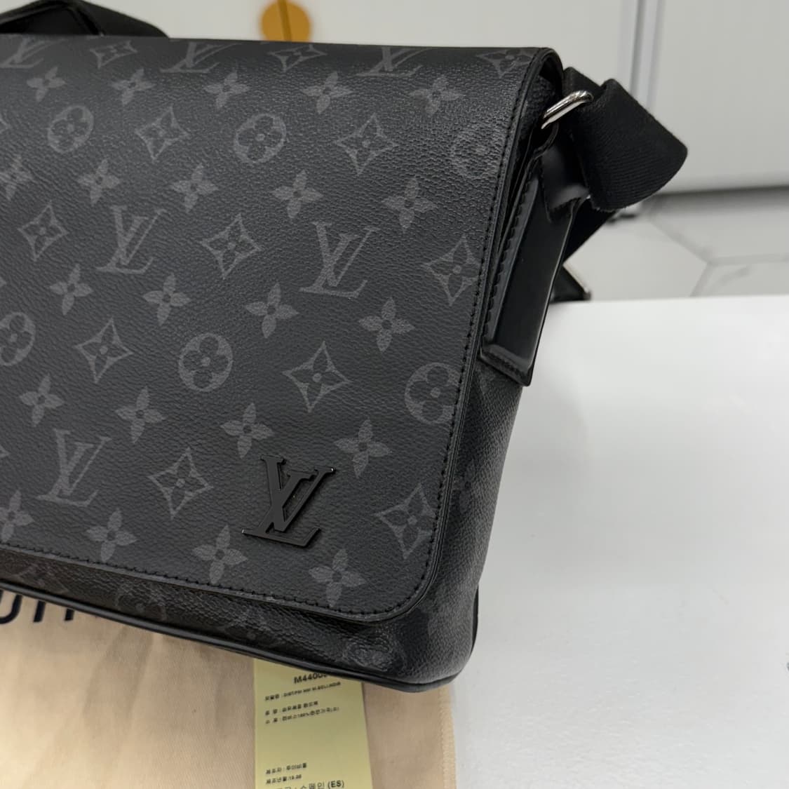 루이비통 디스트릭트 PM 이클립스 블랙 상품이미지4