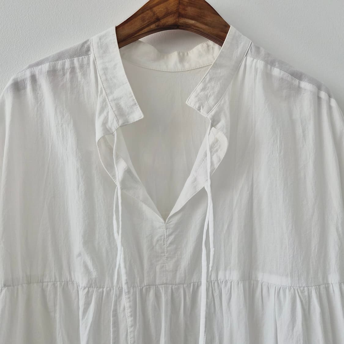 LOWRYS FARM 코튼 화이트 리본 셔링 블라우스 상품이미지9