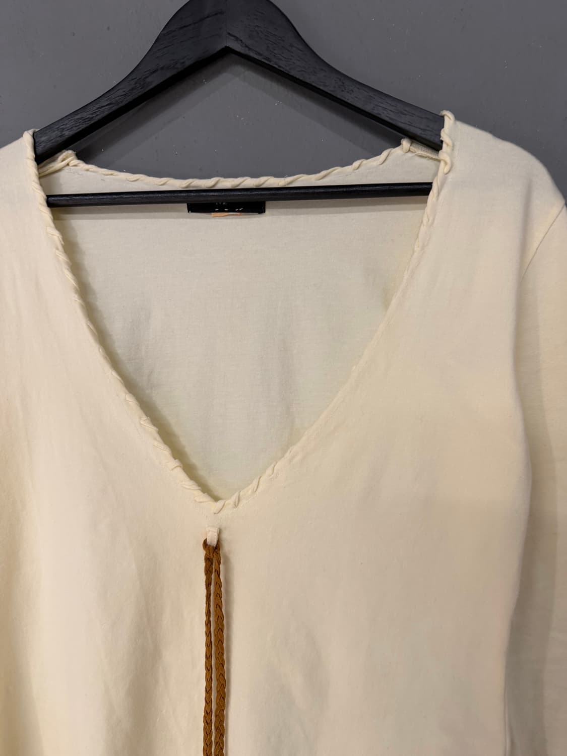 Deep v-neck twist line tassel top 상품이미지6