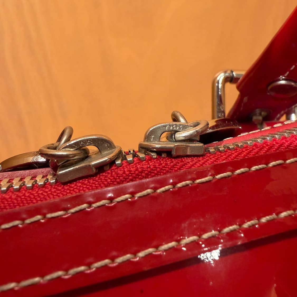 MCM 엠씨엠 클래식 에나멜 라지 토트백 상품이미지6