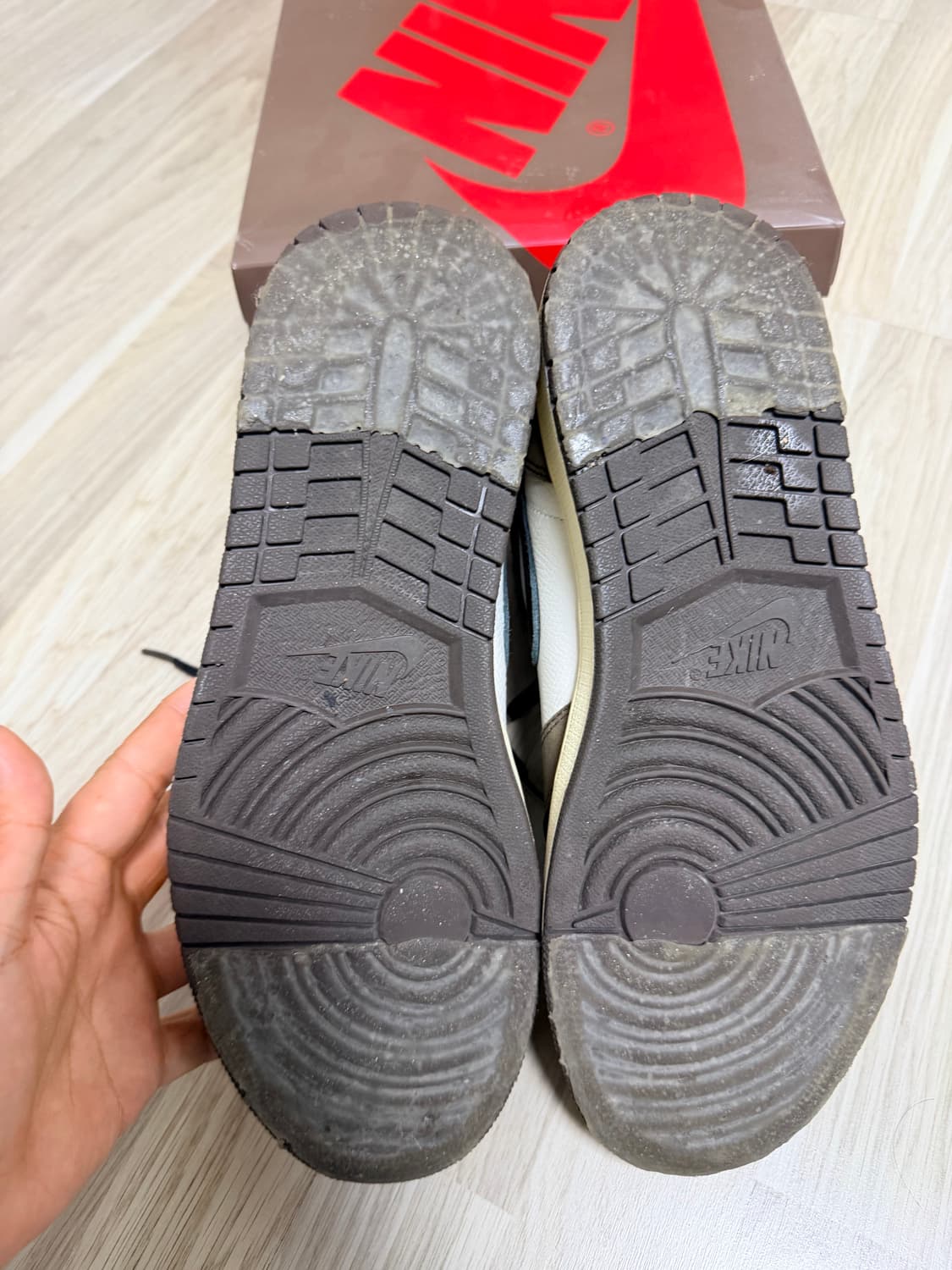 에어조던1 하이 x 트레비스 스캇  상품이미지2