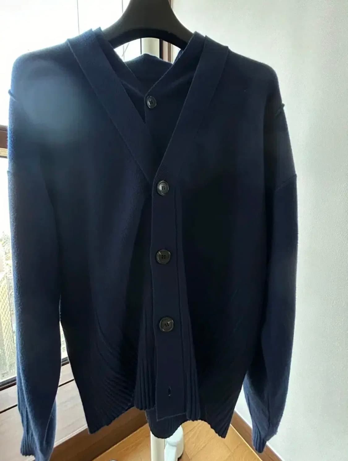 송지오 24fw 언더다트 가디건 네이비 상품이미지5