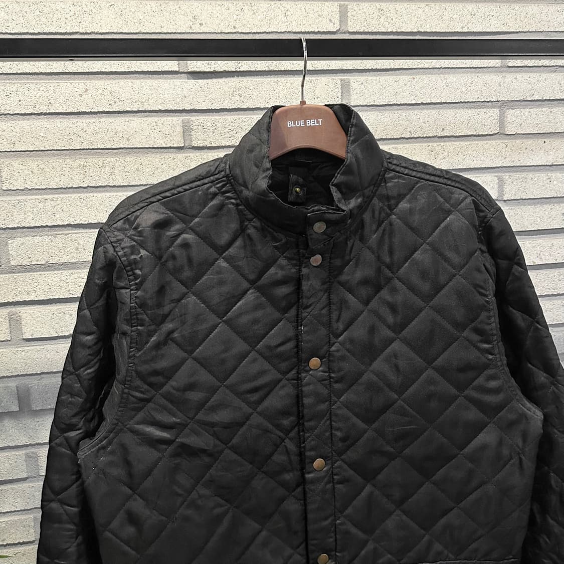 벨스타프 퀼팅 하프 자켓 앞면 로고 하이넥 투포켓 디테일 블랙 상품이미지4