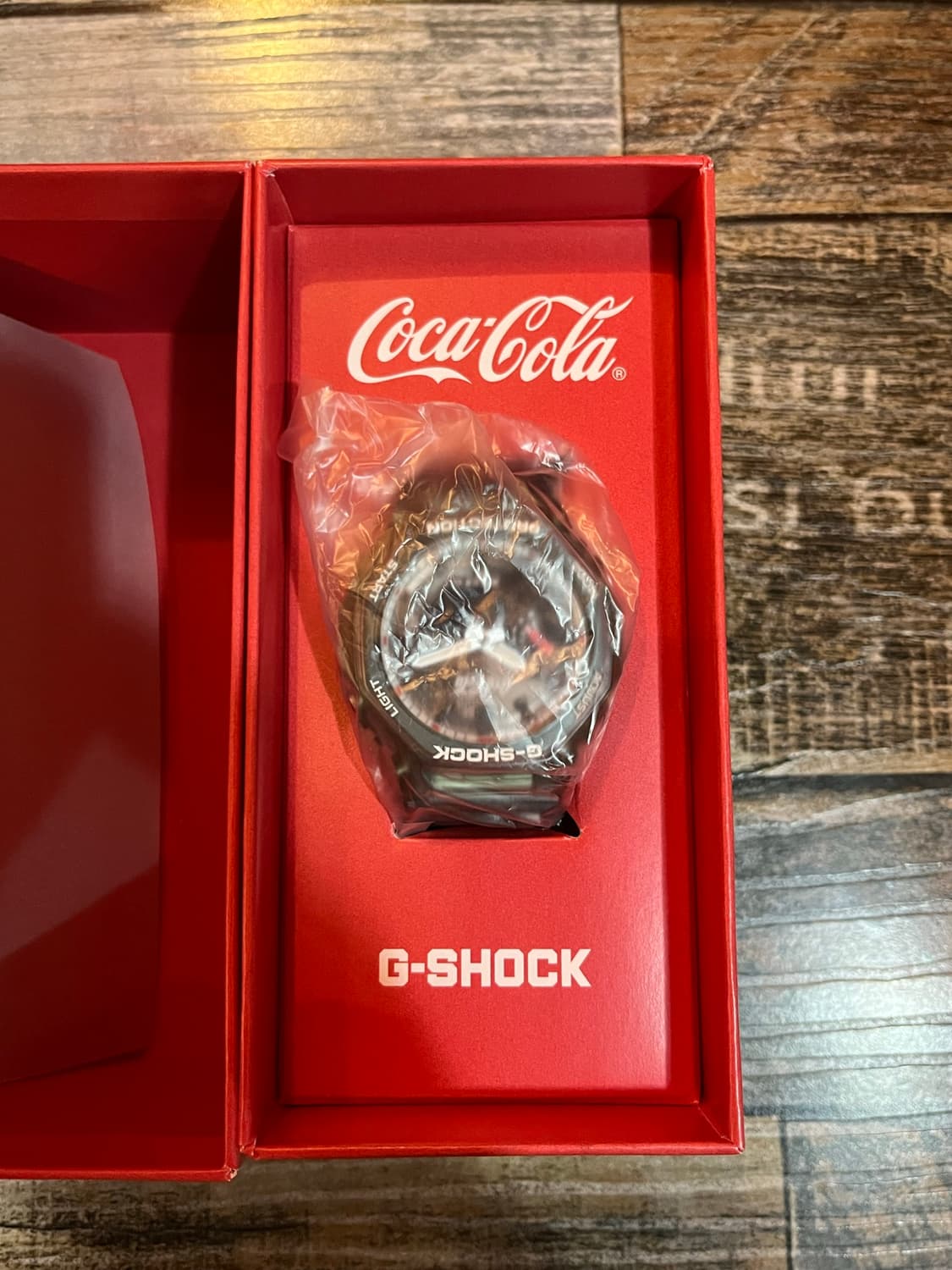 카시오 지샥 x 코카콜라 GA-2100CC-3A 상품이미지1