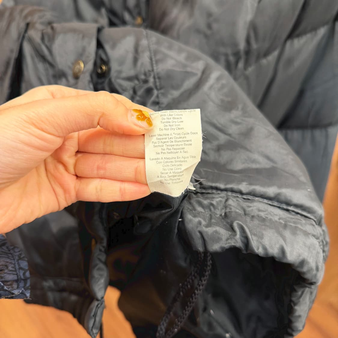 도나카란 뉴욕 진스 하이넥 다운 패딩 자켓 로고 패치 스트링 디테일 블랙 상품이미지8