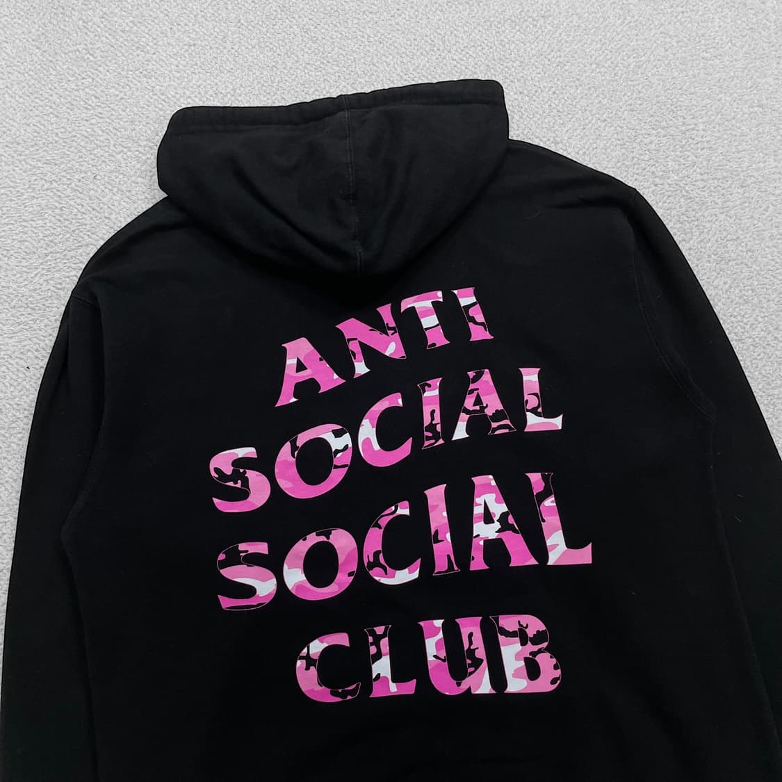 안티소셜소셜클럽 핑크 카모 후드티 블랙 상품이미지3
