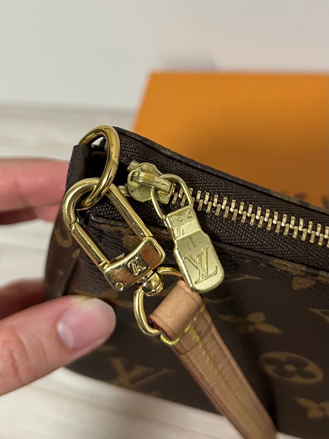 루이비통 포쉐트 악세수아 NM 모노그램 숄더백 상품이미지6