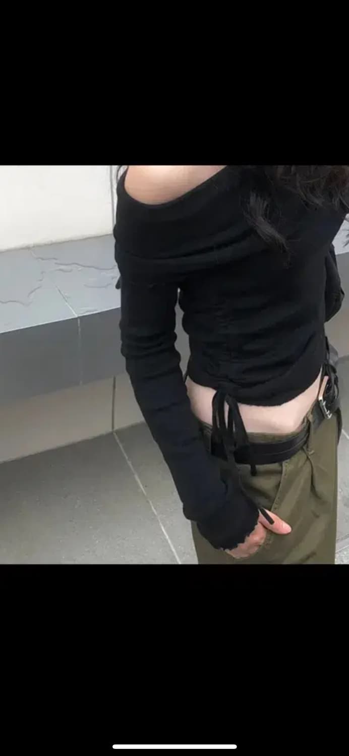 애니원모어 러오 오프숄더 셔링 긴팔 티셔츠 블랙 상품이미지2