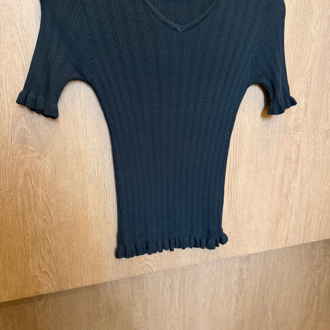 빈티지 브이넥 반팔 골지 니트 소매 프릴 디테일 슬림핏 블랙 상품이미지4