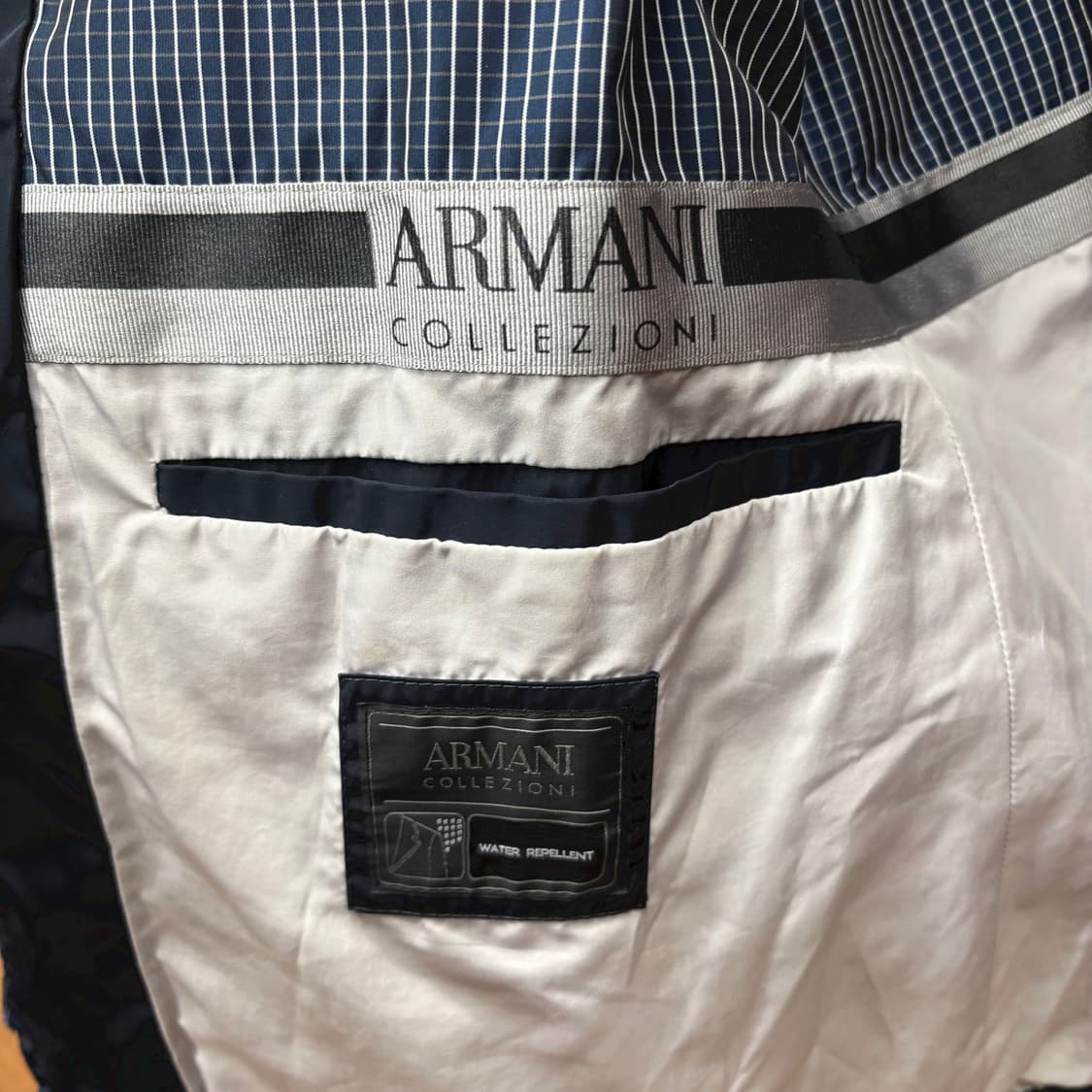 아르마니 꼴레지오니 하이넥 필드 자켓 후면 로고 메탈 장식 디테일 블랙 상품이미지8