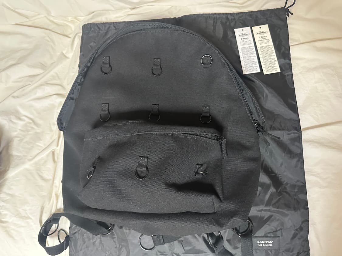 라프시몬스 이스트팩 루프링 백팩 블랙 상품이미지1