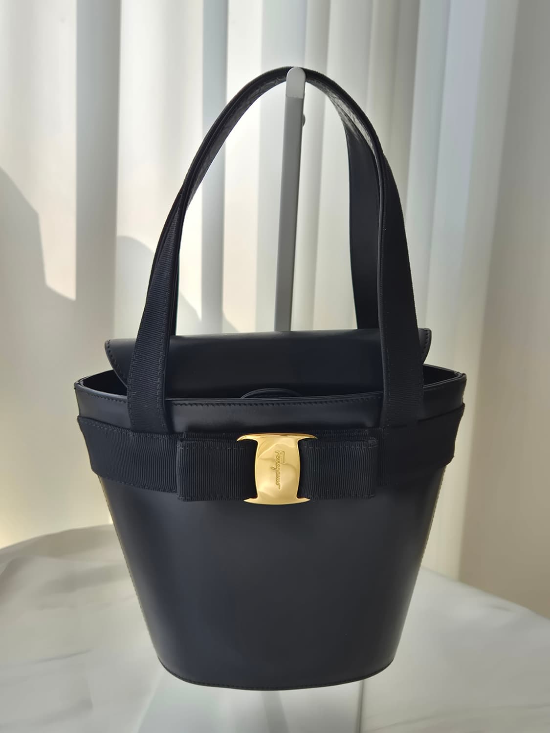 [정품] 페라가모 바라 리본 블랙 버킷백 토트백 상품이미지2