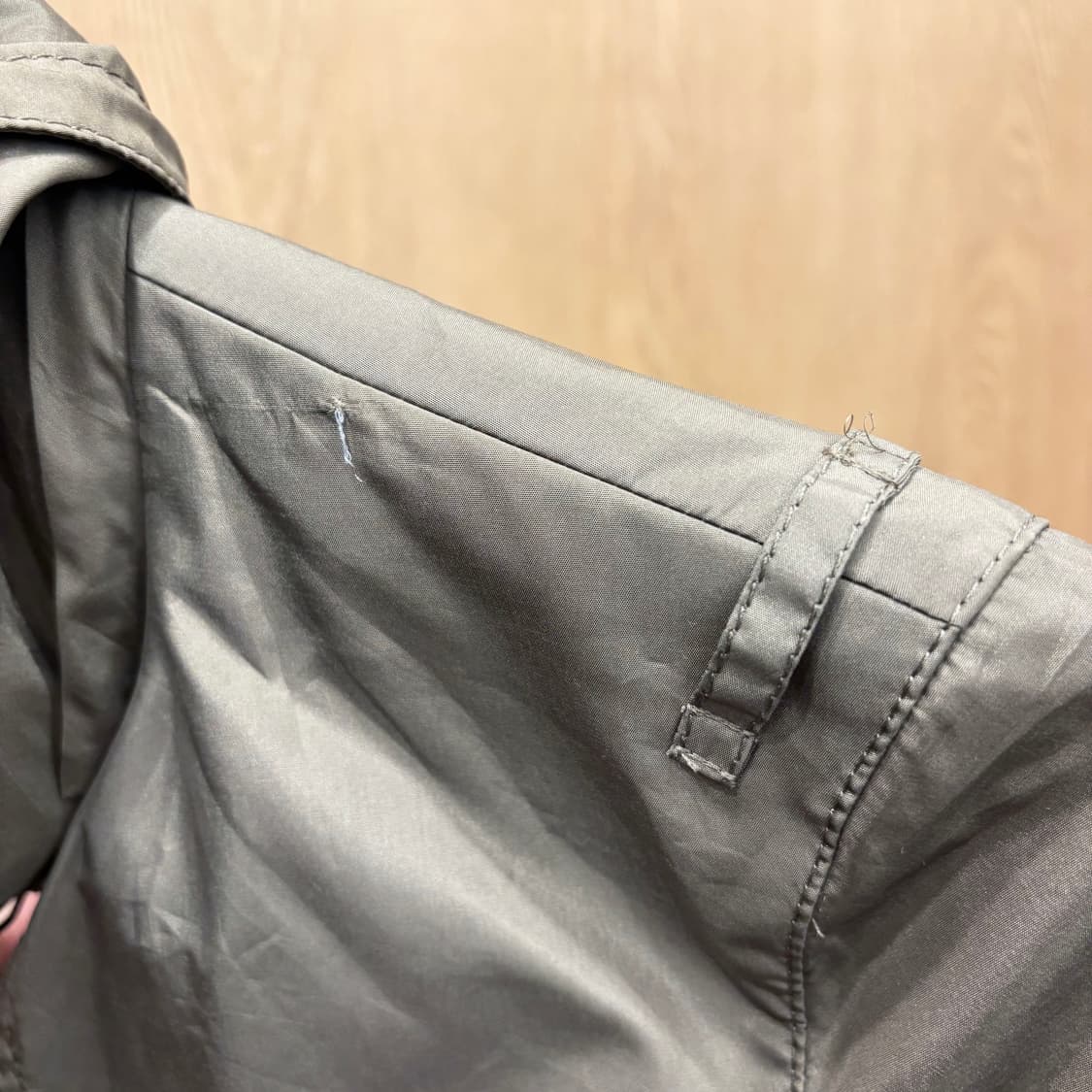 버버리 런던 더블 버튼 라이트 트렌치 코트 넥라인 스트랩 디테일 브라운 상품이미지10