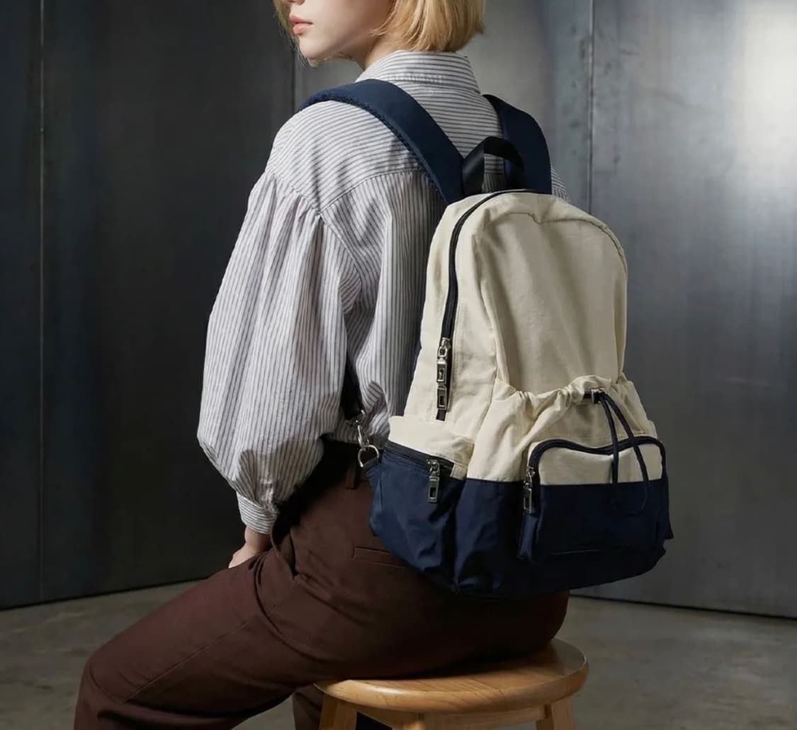 아이보리 색상과 네이비 색상이 배색된 스트링 백팩 상품이미지9