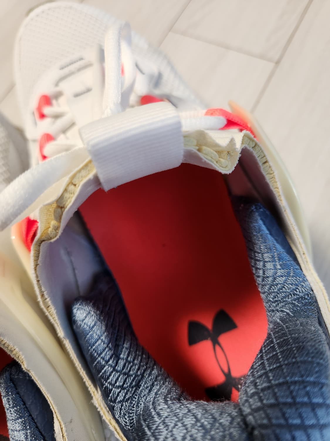 언더아머 운동화 HOVR 메가 MVMNT 신발_T 3023594-104  상품이미지8