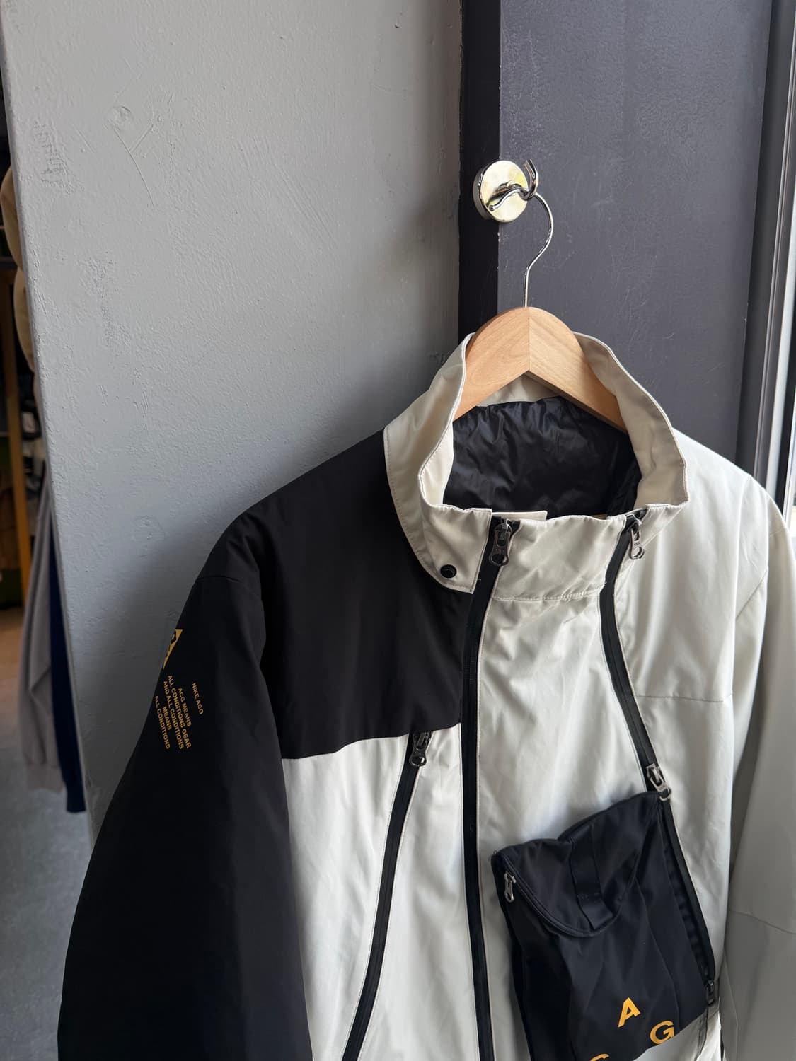 XL/ 나이키 ACG 디플로이 고어텍스 흰검 패딩자켓 상품이미지3