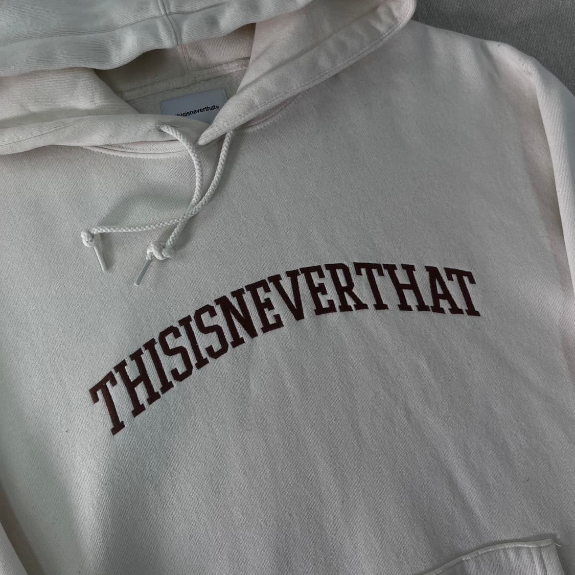100 디스이즈네버댓 크림 빅로고 후드티 상품이미지2