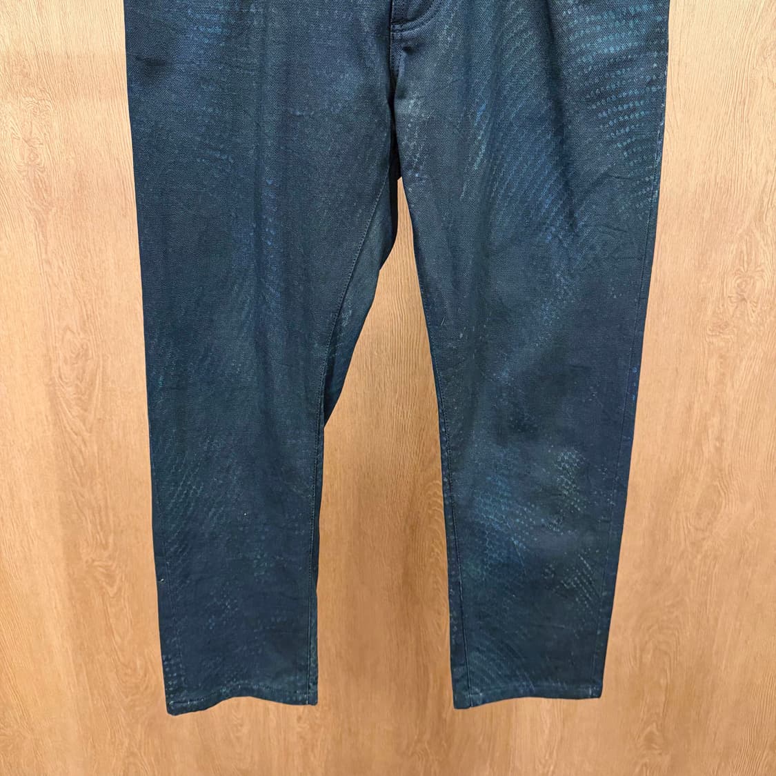 발렌시아가 데님 팬츠 블루 페인팅 히든 버튼 디테일 스트레이트 핏 블랙 상품이미지5