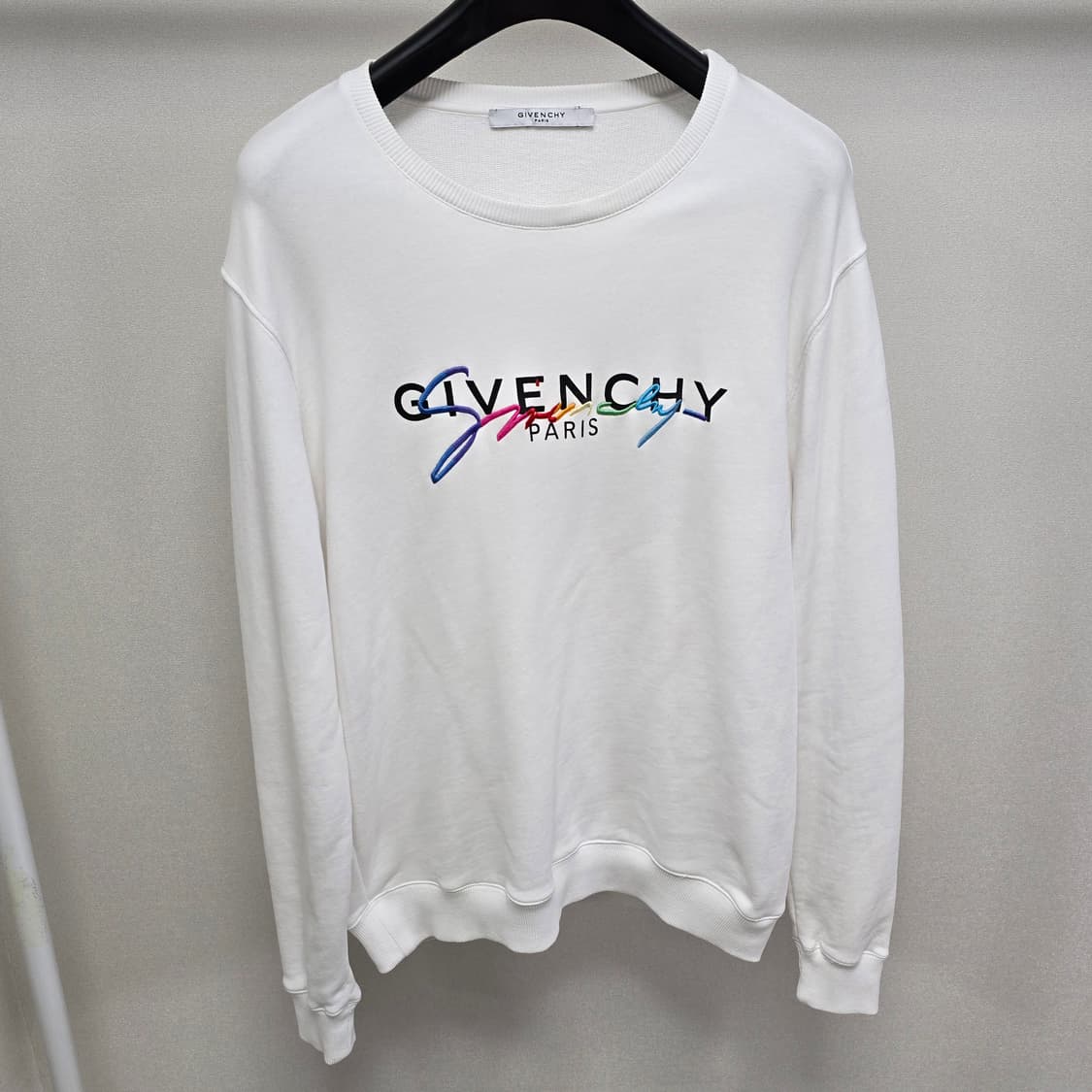 지방시 레인보우 로고 맨투맨 s사이즈 95 판매 상품이미지1