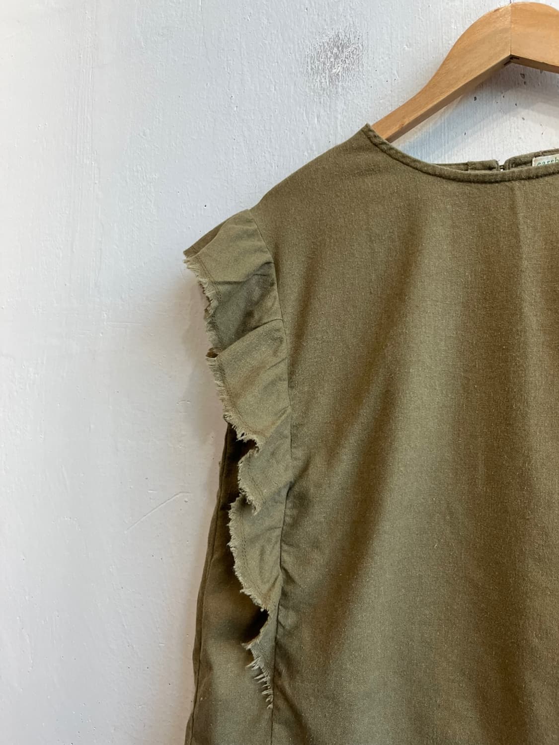 어스뮤직 JPN 린넨 블렌디드 프릴 블라우스 상품이미지3