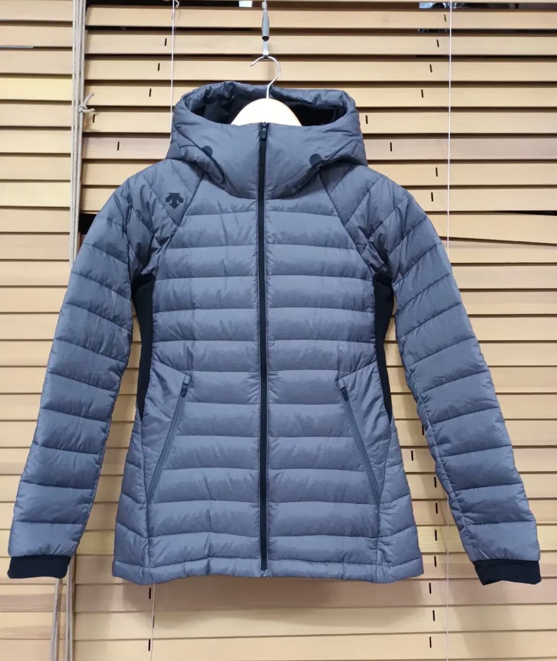 데상트 여성 그레이 경량구스다운점퍼 90사이즈 상품이미지2