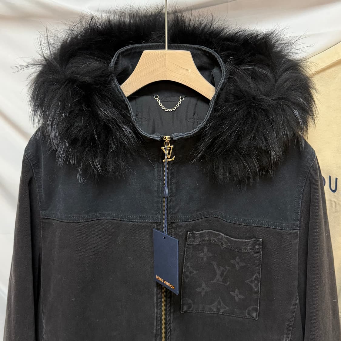 [미사용/56] 루이비통 모노그램 데님 퍼 후드 블랙 자켓 상품이미지2