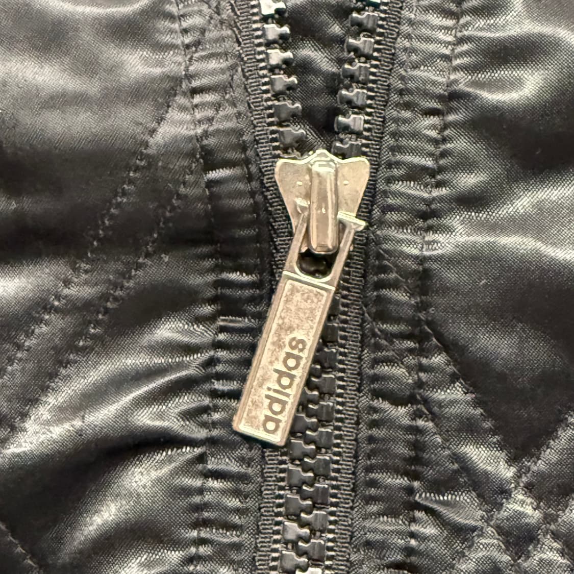 아디다스 검빨 블랙 레드 퀄팅 숏패딩 상품이미지8