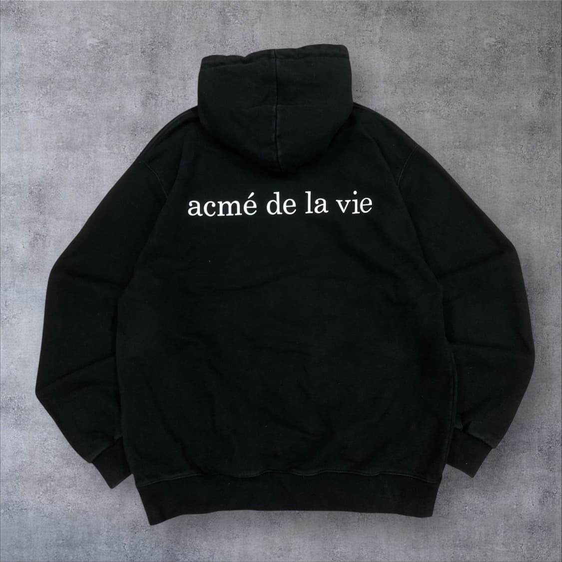 아크메드라비 블랙 컬러 베이비 페이스 빅로고 후드티 상품이미지2