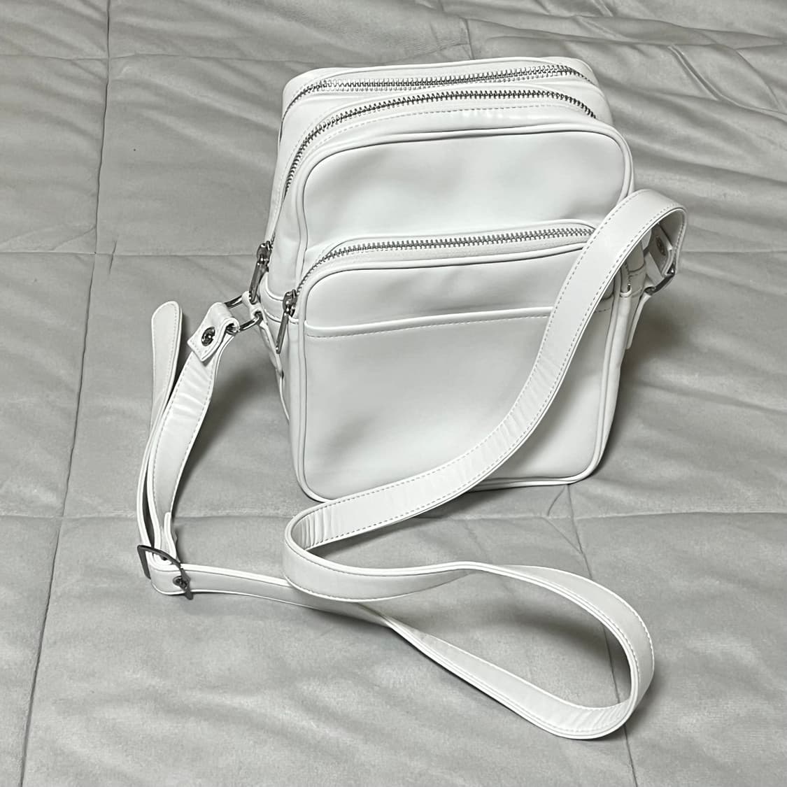 꼼데가르송 크로스백 화이트 상품이미지2