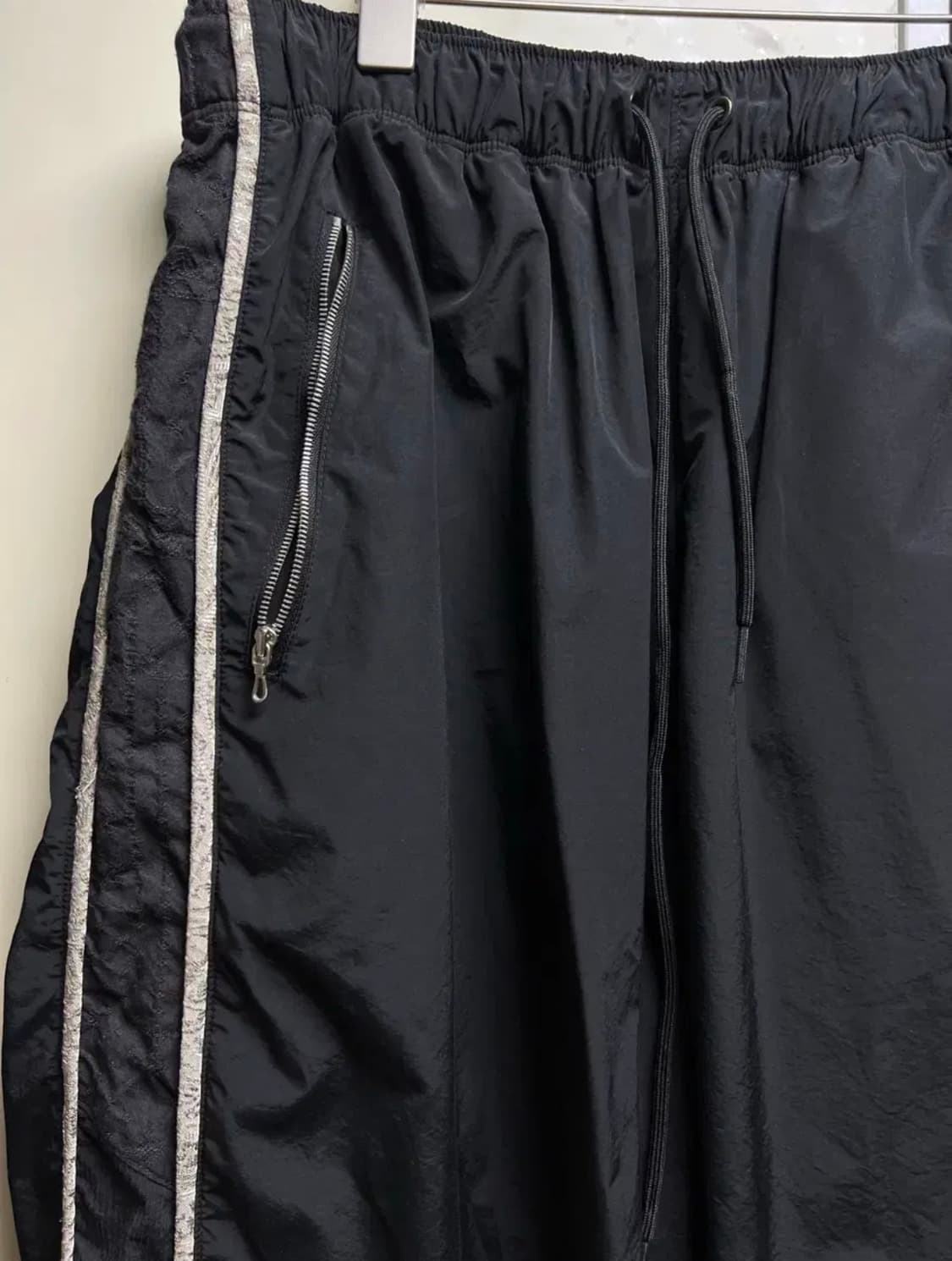 [4] 폴리테루 1011 나일론 트랙 팬츠 플로럴 파이프드 블랙 상품이미지2