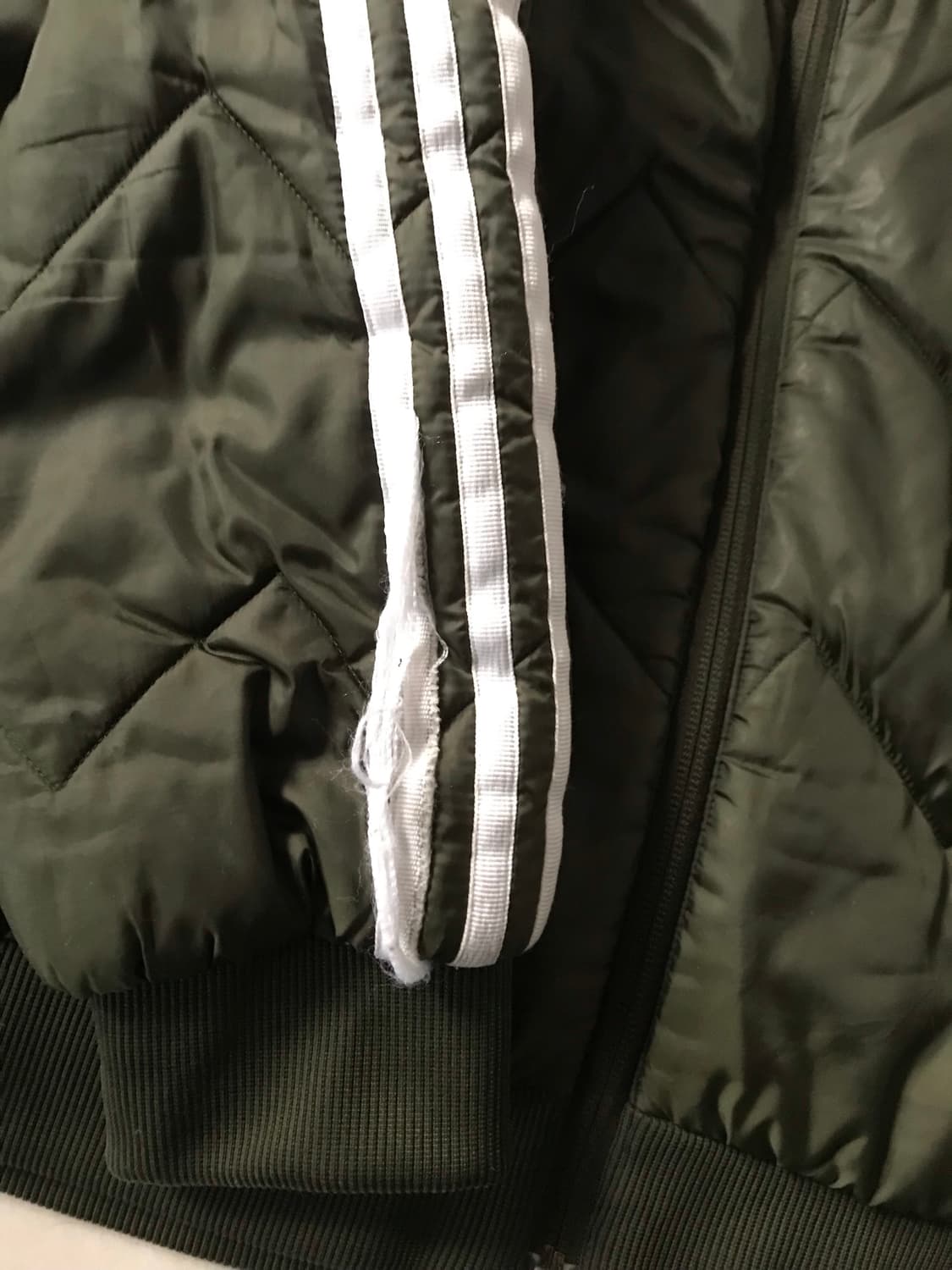 아디다스 카키 삼선 누빔패딩 상품이미지8