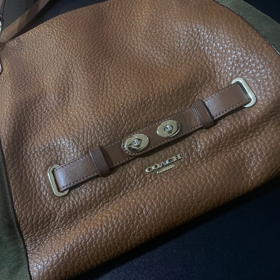 COACH코치 브라운 & 카키스웨이드 숄더백 상품이미지2