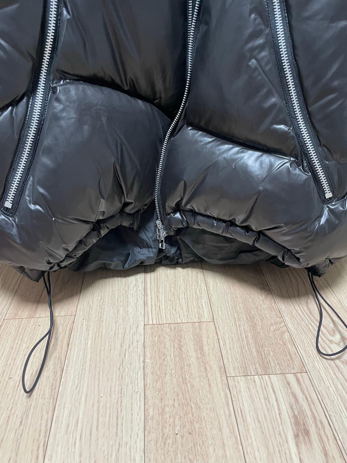 더뮤지엄비지터 커브드 지퍼 푸퍼다운 베스트 상품이미지6