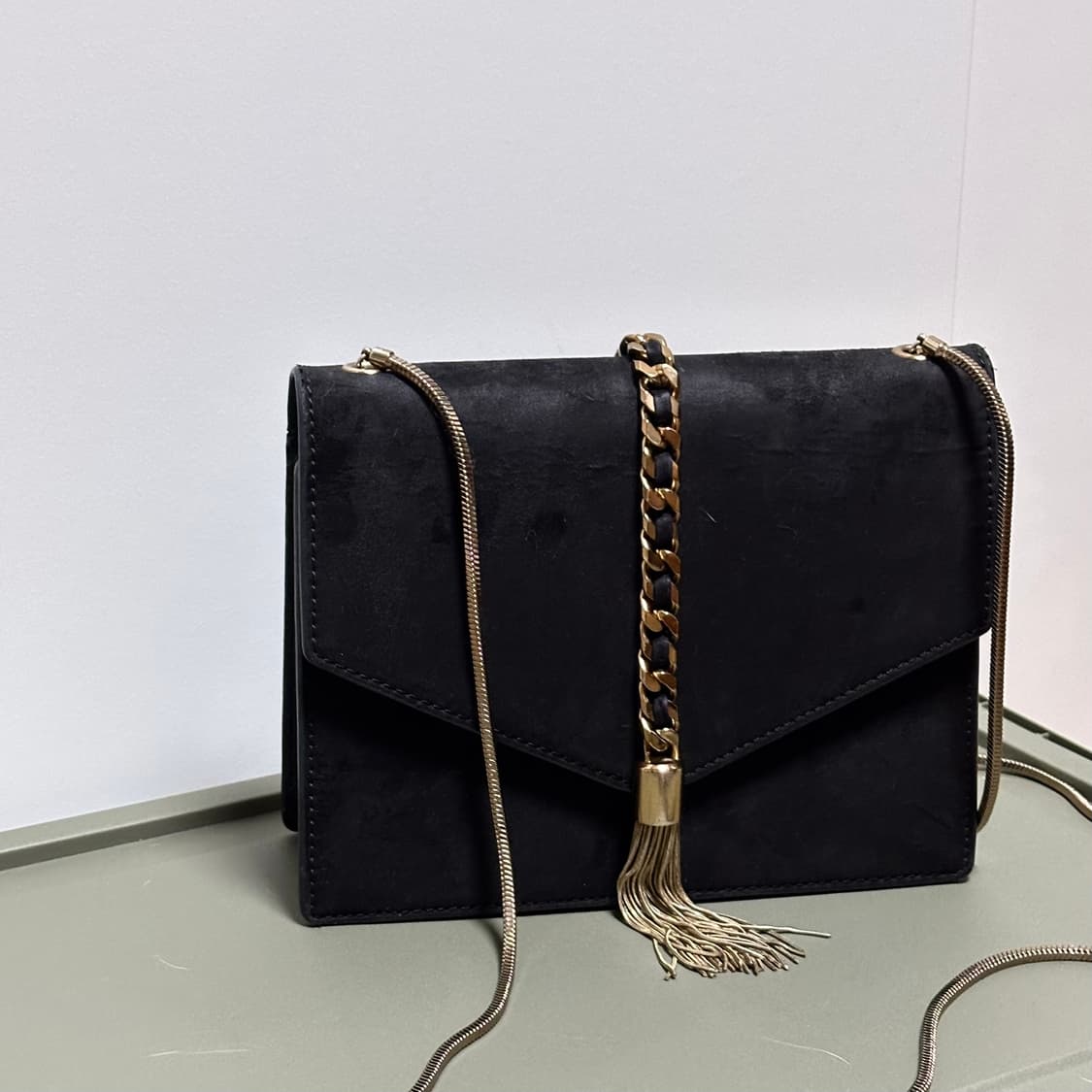 정품 찰스앤키스 스웨이드 블랙 체인 태슬 미니백 상품이미지6