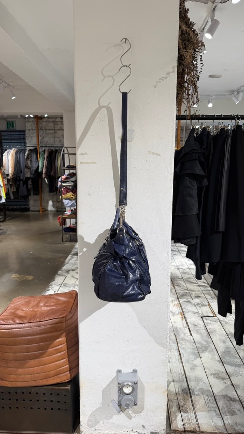 미우미우 네이비 블루 비텔로 럭스 레더 리본 사첼백 상품이미지5