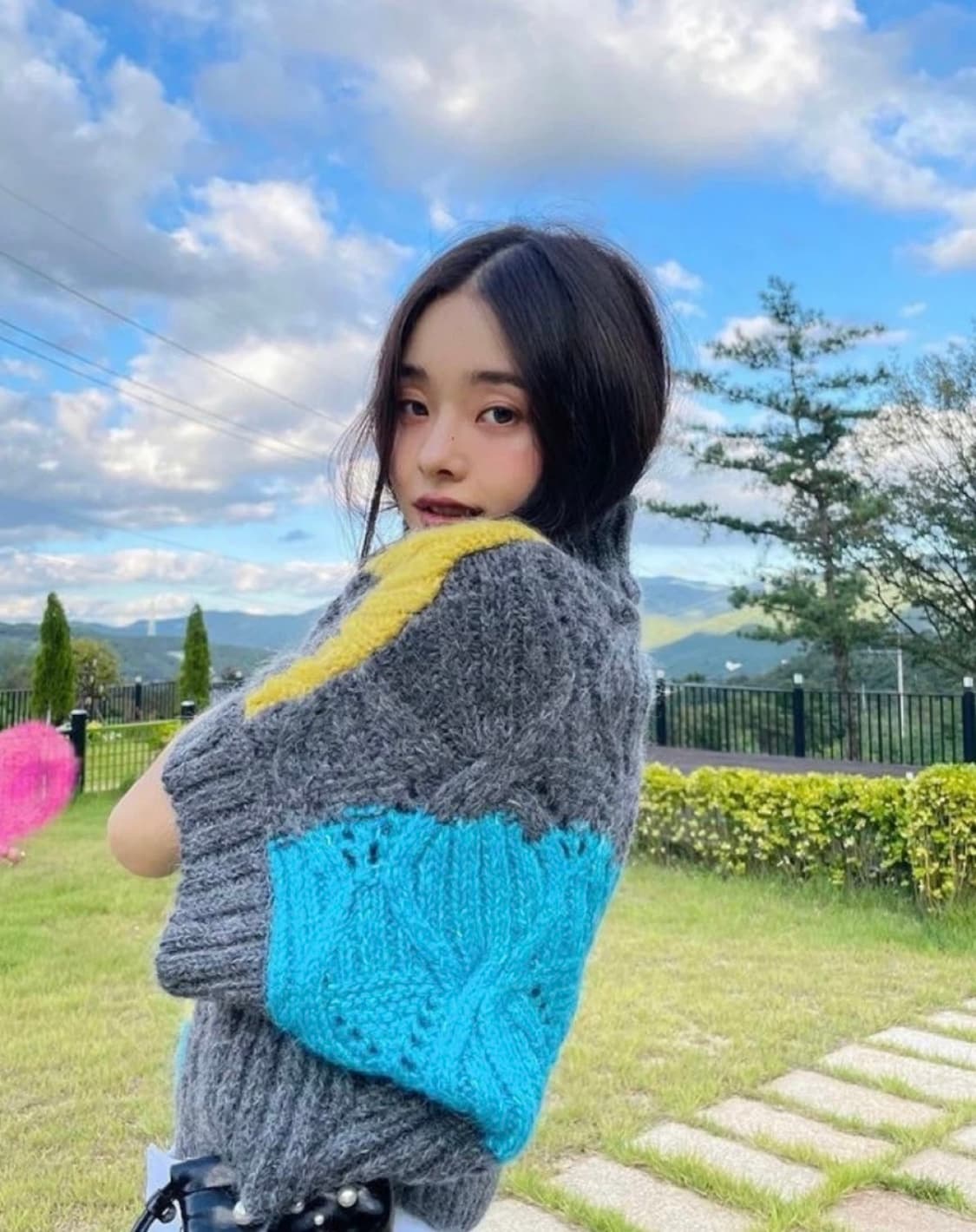 자라 컬러블록배색 반팔 니트 프리지아 착용 상품이미지2