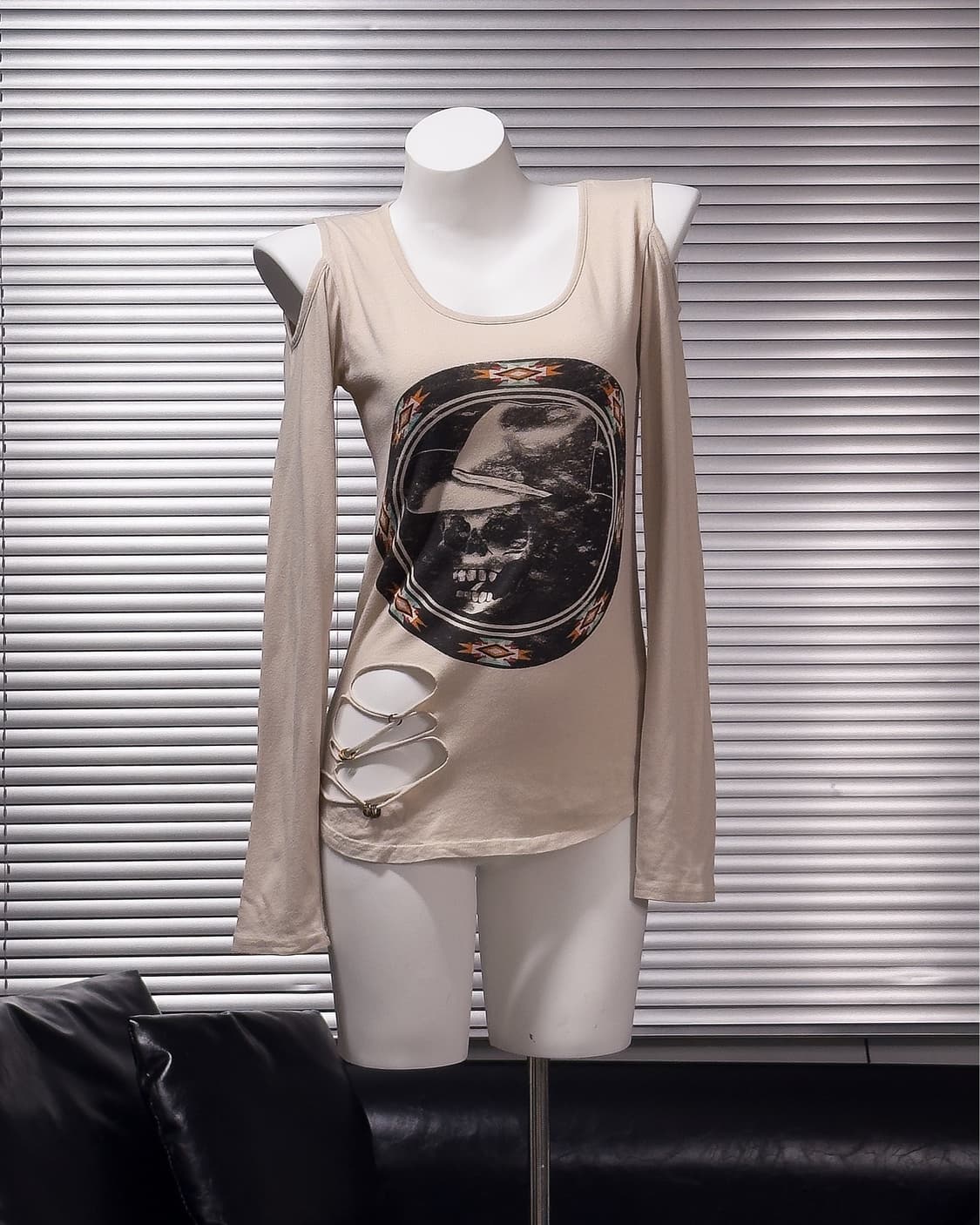 {Dig Deep} Skull Cold Shoulder L/S   상품이미지1