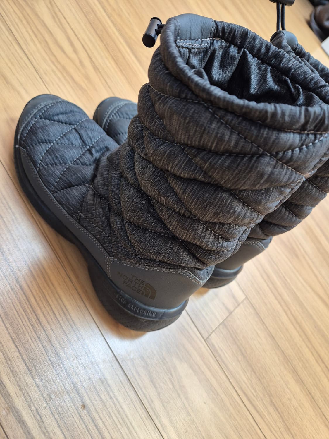 노스페이스 퀼팅 방한 부츠 230사이즈 팝니다. 색상은 무난한 회색이라  상품이미지3