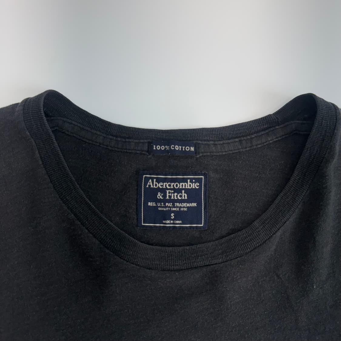 Abercrombie 아베크롬비 스펠아웃 로고 차콜 반팔 상품이미지5