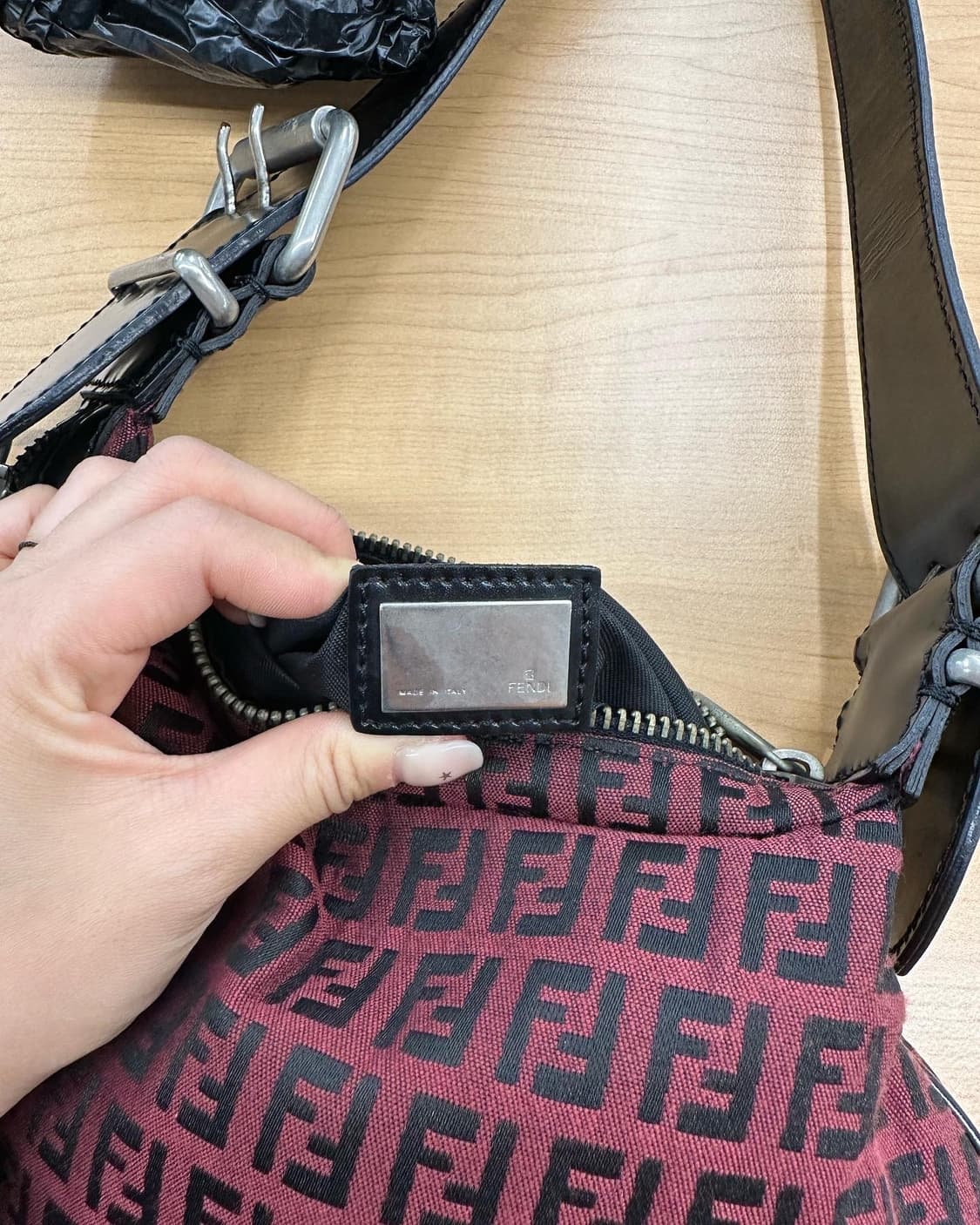 펜디 버건디 주카패턴 버클 숄더백  상품이미지6