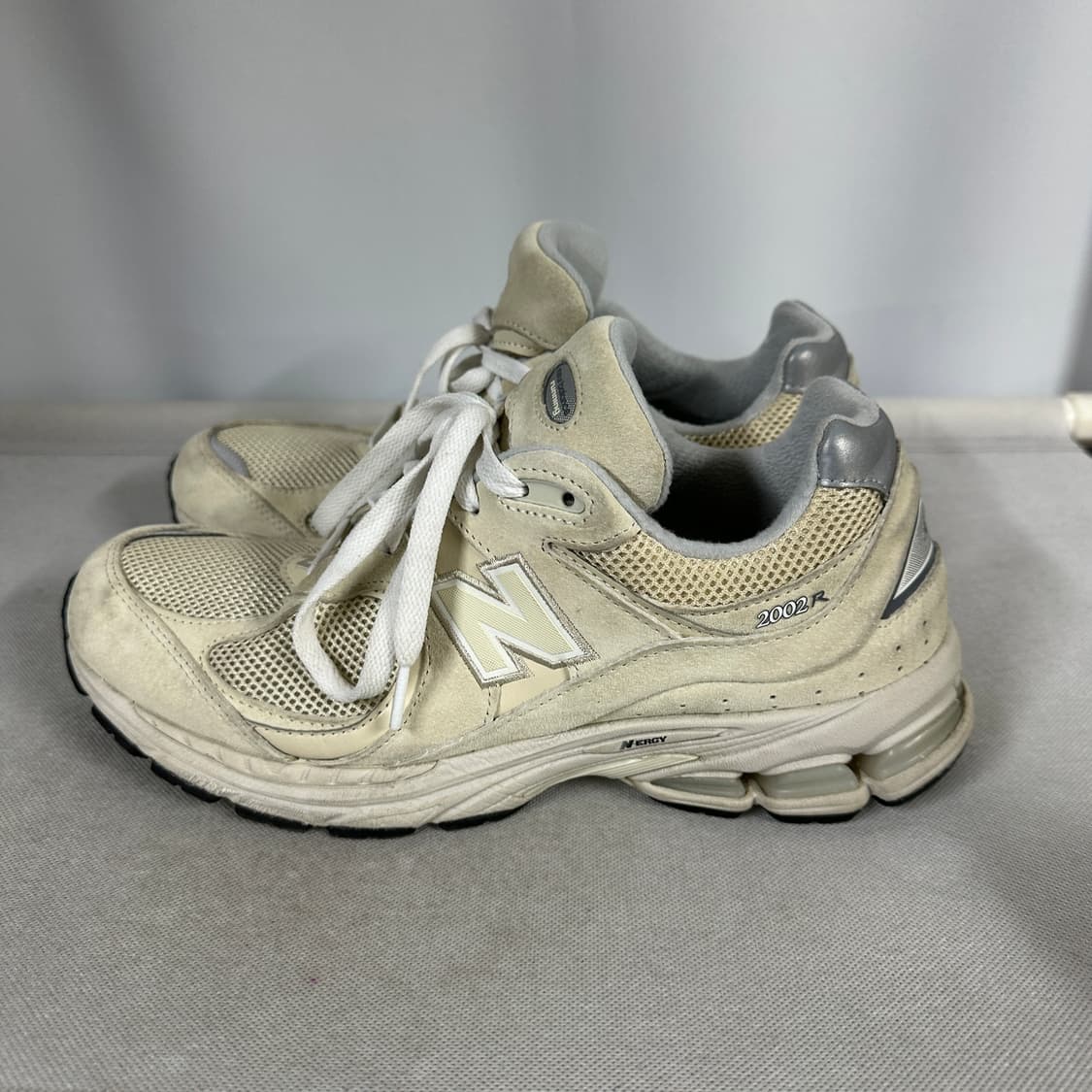 뉴발란스 2002RE 베이지 스니커즈 상품이미지2