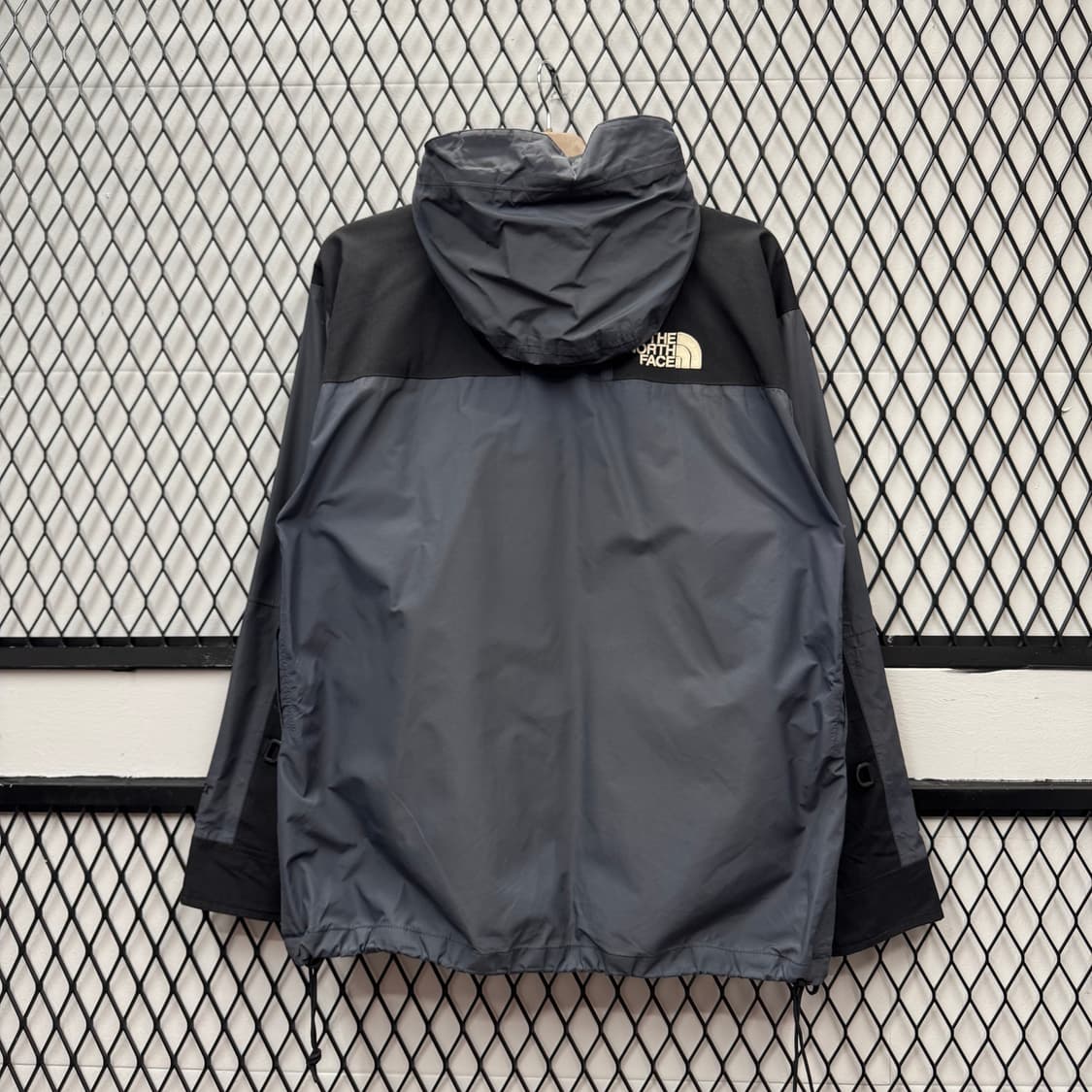 90s 노스페이스 올드스쿨 마운틴파카 하이넥 고어텍스 그레이 블랙 상품이미지2