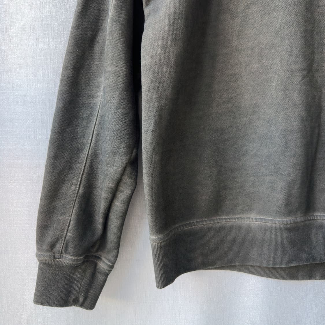 CP Company 렌즈 패치 가먼트다잉 워싱 맨투맨 차콜 그레이 95 상품이미지3