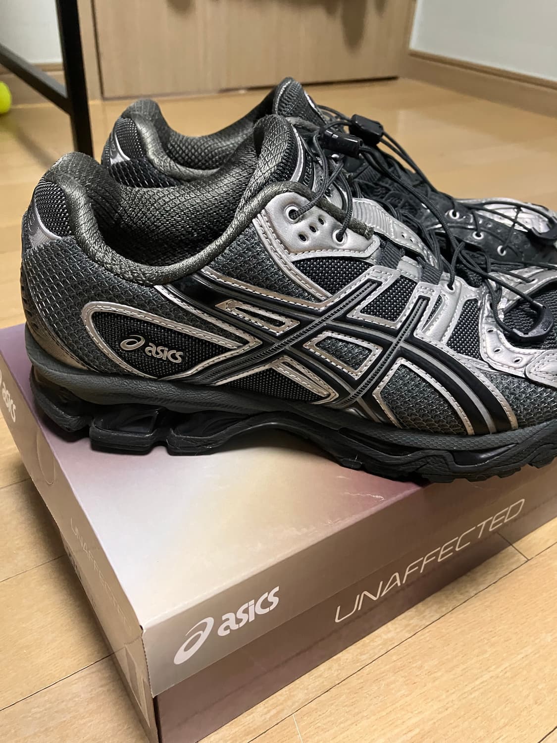 아식스 X 언어펙티드 젤-님버스 10.1 - 실버:블랙 270 상품이미지2