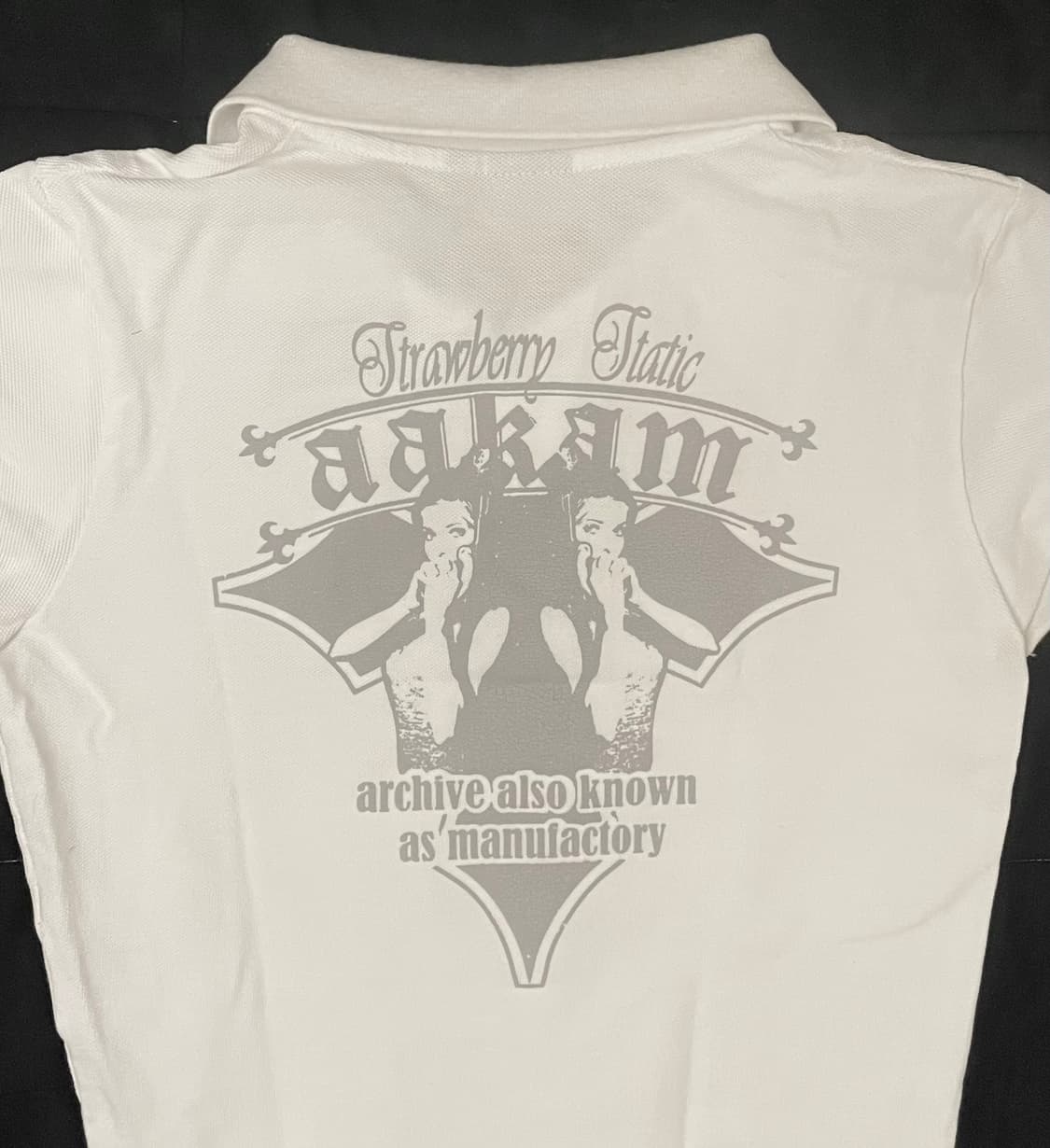 아캄 크랙 프린티드 피케 티셔츠 반팔티셔츠 화이트 상품이미지3